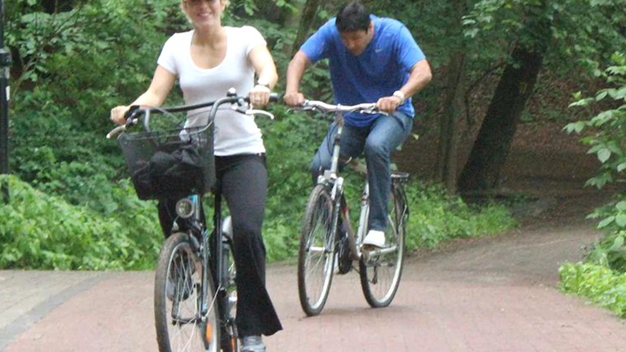 Shakira se mentine in forma cu ajutorul fratelui ei! Uite cum il provoaca la o cursa de ciclism prin padure!