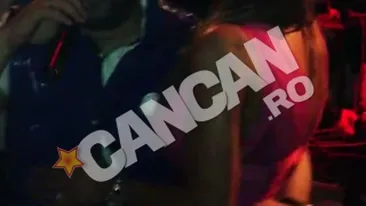 Asta-i nebunia lu' Salam in cluburi! O blonda cu sanii de Dabuleni se freaca de el si-l saruta pe gat si in ureche iar el o atinge discret pe fund