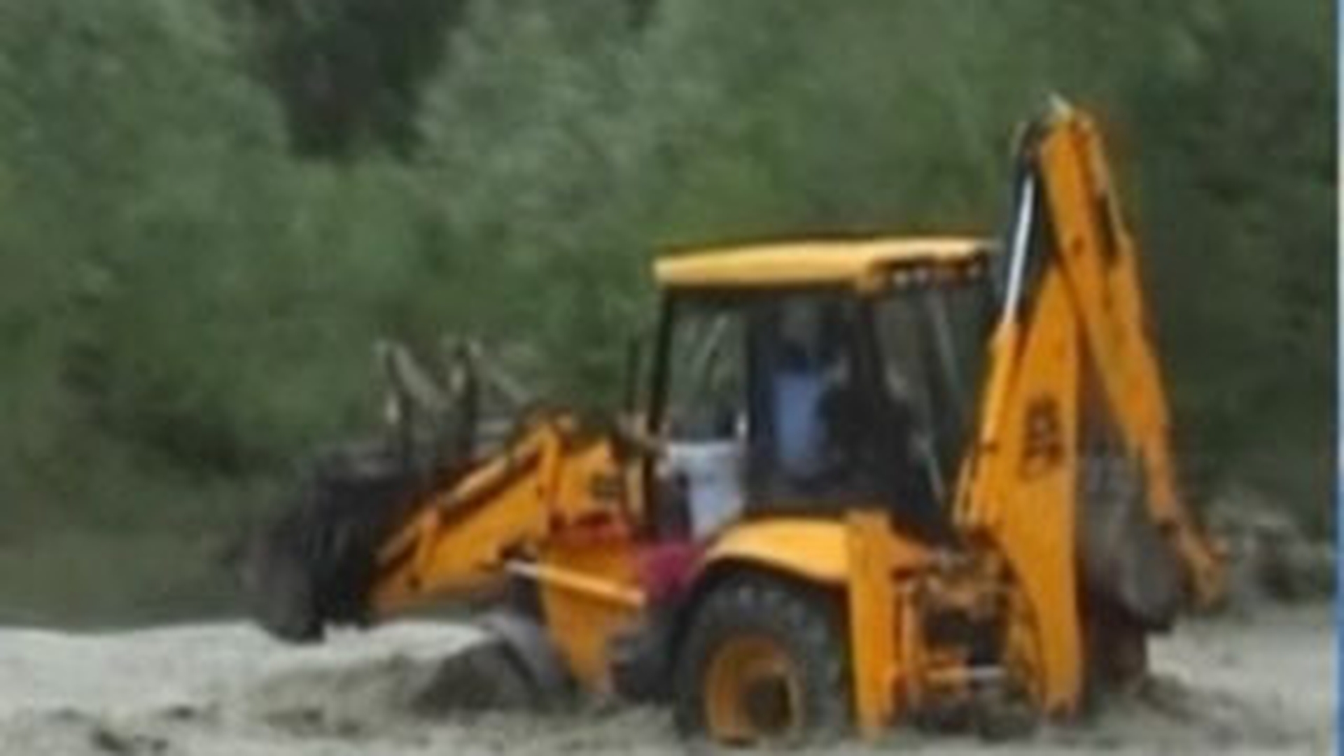 VIDEO Un barbat de 47 de ani si altul de 59 de ani, luati de viitura, in Prahova si Bacau