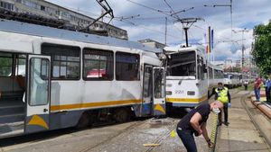 Două tramvaie s-au ciocnit frontal în Capitală. 7 persoane au fost rănite