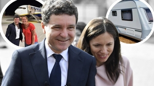 Nicuşor Dan şi Mirabela Grădinaru trăiesc împreună, dar se distrează separat. Preşedintele la Milano cu fiica- “soţia” în vacanţă cu rulota