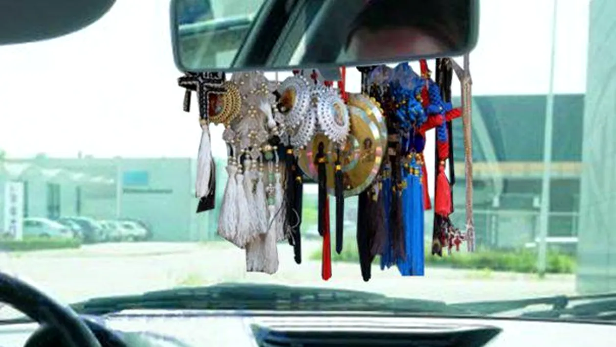 Cât vor plăti șoferii care atârnă cruciulițe și iconițe de oglinda retrovizoare!