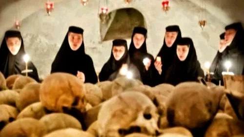 Bianca Drăguşanu s-a speriat teribil când a auzit de ritualurile stranii care au loc la Pasărea, mănăstirea vedetelor:Nu o să mai calc pe acolo. E horror!