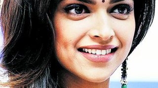 Pe Deepika Padukone o puteti vedea de astazi, in filmul "Housefull", din cadrul colectiei "MARI FILME INDIENE" lansata de CANCAN. Se spala cu apa rece ca sa-si ingrijeasca parul