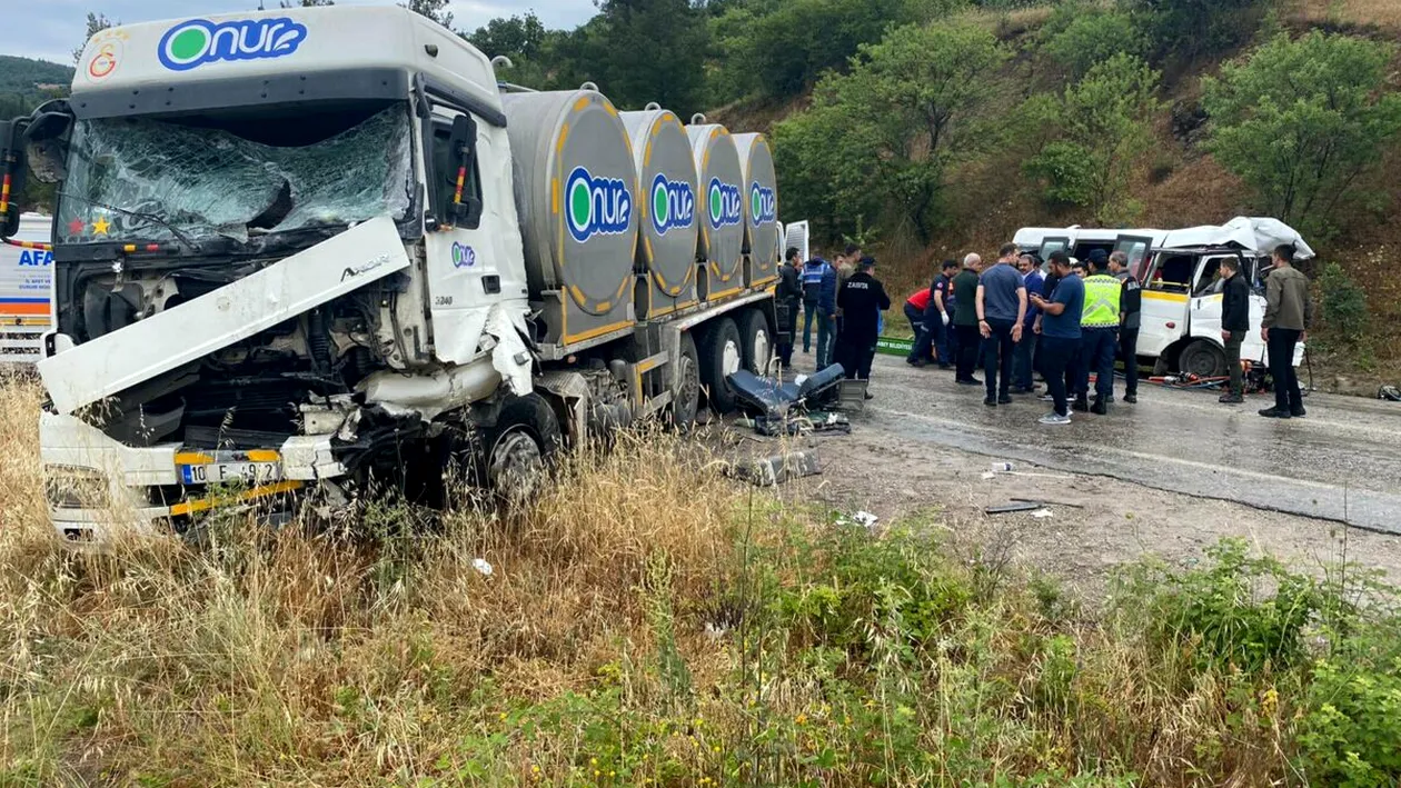 Tragedie pe șosele! Un microbuz plin cu persoane care mergeau la o nuntă s-a ciocnit cu un camion. Opt oameni au murit