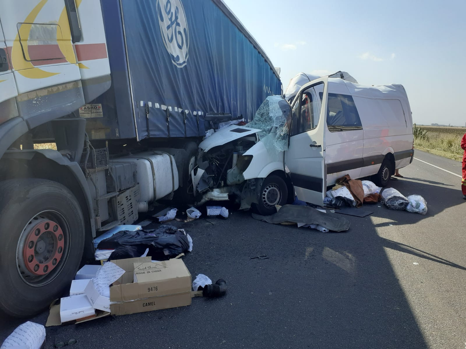 Accident mortal în Ialomița. O dubiță a intrat din plin într-un tir. O femeie a murit pe loc