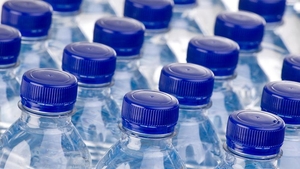 Particule de plastic, în apa îmbuteliată. Cum te afectează și ce branduri au fost testate