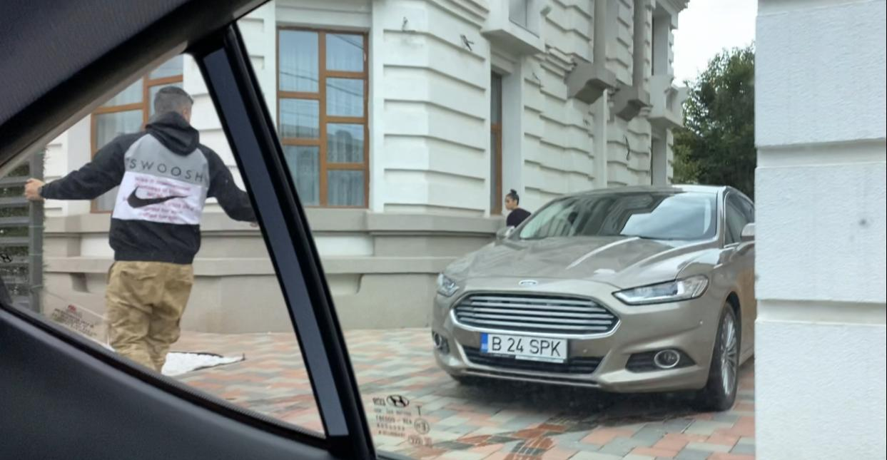 Ștefania a terminat cumpărăturile în oraș și a revenit acasă