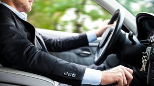 Șoferii din România pot vorbi la telefonul mobil, în timp ce se află la volan. Care este condiția pe care trebuie să o îndeplinească