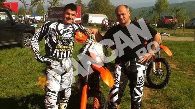 Fiul afaceristului Romeo Dunca munceste de la 16 ani! Tatal are elicopter de 1,7 milioane de euro si masini de raliu, dar Cristi lucreaza cu ora ca sa aiba bani de buzunar