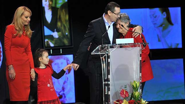 Ce spune mama lui Ponta despre Victor Presedinte: "Cand ies pe strada si vad pozele cu el, incerc sa..."