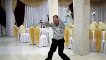 Daca l-ar vedea Gigi Becali l-ar plati sa-l invete miscarile astea! Uite in ce stil se rupe pe muzica un nuntas!