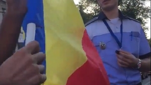 Un șofer din Capitală a fost oprit în trafic din cauza unui steag tricolor