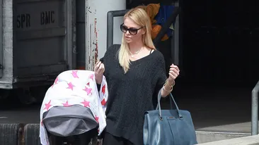 Charlize a iesit pentru prima oara in public cu baietelul adoptat