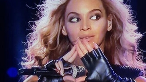 Şoc in showbiz-ul internaţional! Gestul lui Beyonce asociat cu Illuminati care a nascut cea mai mare controversă a anului 2013!