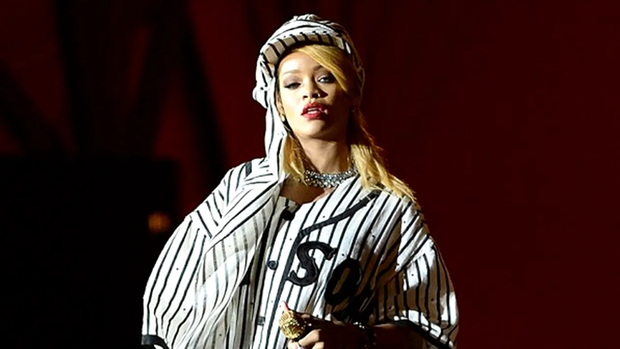 Rihanna nu se cuminteste deloc! A făcut un gest nepotrivit la un concert, fără să-i pese că mii de oameni o privesc