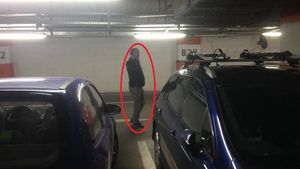 Atentie, soferi, daca il intalniti pe acest individ prin parcarile mall-urilor din Capitala! "Am strigat sa stea, dar a fugit!"
