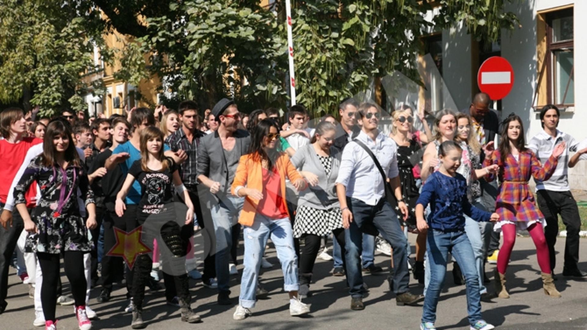 Tinerii din "LaLa Band" dau startul distractiei cu flashmob-ul din "Pariu cu viata"