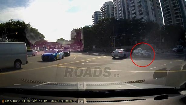 Şoferii nu şi-au putut crede ochilor! O „maşină fantomă” a apărut de nicăieri şi a provocat un accident într-o intersecţie aglomerată