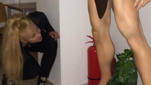 Lora, prinsa in flagrant! A fost fotografiata verificand barbatia unuia dintre cei mai celebri barbati din lume!