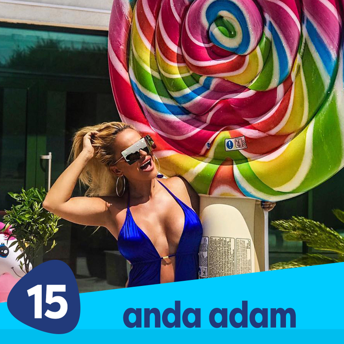 Anda Adam, sexy și jucăușă la plajă