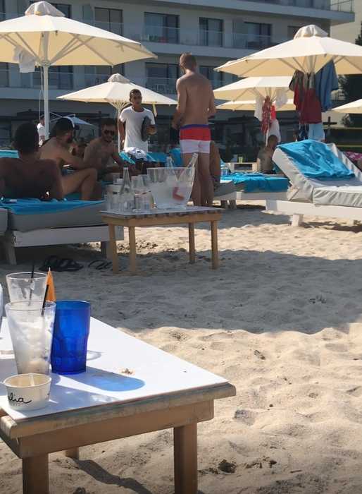 Pleșca își aprinde țigara