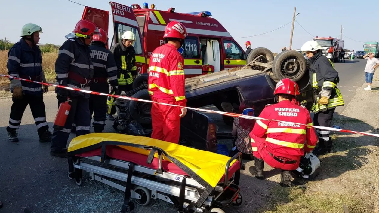 Accident violent în județul Teleorman. O tânără șoferiță s-a răsturnat cu mașina și a rămas încarcerată