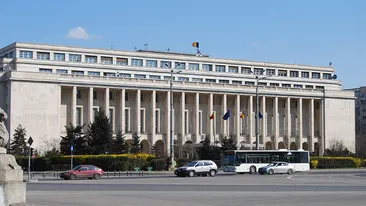 Un bărbat şi-a dat foc în fata Guvernului