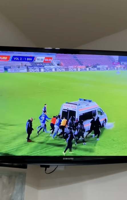 Momente penibile, pe un teren de fotbal din România. Ambulanța, obligată să intervină de urgență, împinsă pe gazon
