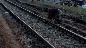 Bătrânul şi-a legat intenţionat câinele de şinele de cale ferată, apoi a aşteptat să vină trenul! Ce s-a întâmplat după câteva minute