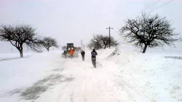 Am crezut că am scăpat prea devreme! Cod portocaliu de viscol în 7 judeţe şi drumuri închise din cauza zăpezii