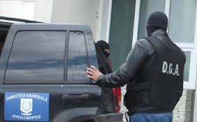 Polițist băcăuan, condamnat la 7 ani și opt luni de închisoare pentru că lua șpăgi de mii de euro și bătea suspecții