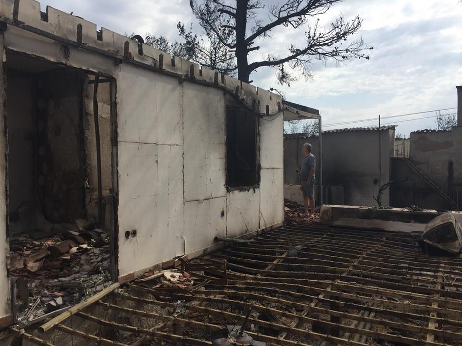 Imagini apocaliptice de la dezastrul din Grecia! Oamenii s-au refugiat în mare