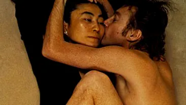 Povestea incredibila a unei fotografii: John Lennon, nud si tinandu-se strans de Yoko Ono. Poza a fost facuta cu o zi inainte sa fie impuscat!