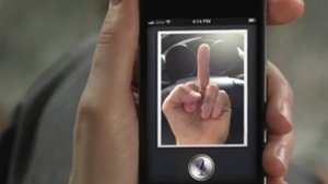 iPhone 4S distruge casnicii! Softul de comanda vocala SIRI interpreteaza intr-un mod extrem de amuzant replicile a doi soti care se cearta - VIDEO SUPERTARE