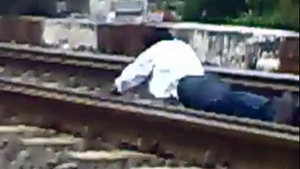 N-o sa uiti usor acest film care a ajuns imediat viral pe internet! Intra sa vezi si tu ce lucru cumplit face acest indian!