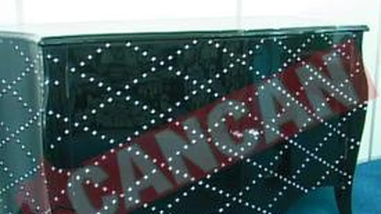 Mobila cu cristale swarovsky si poleita cu aur