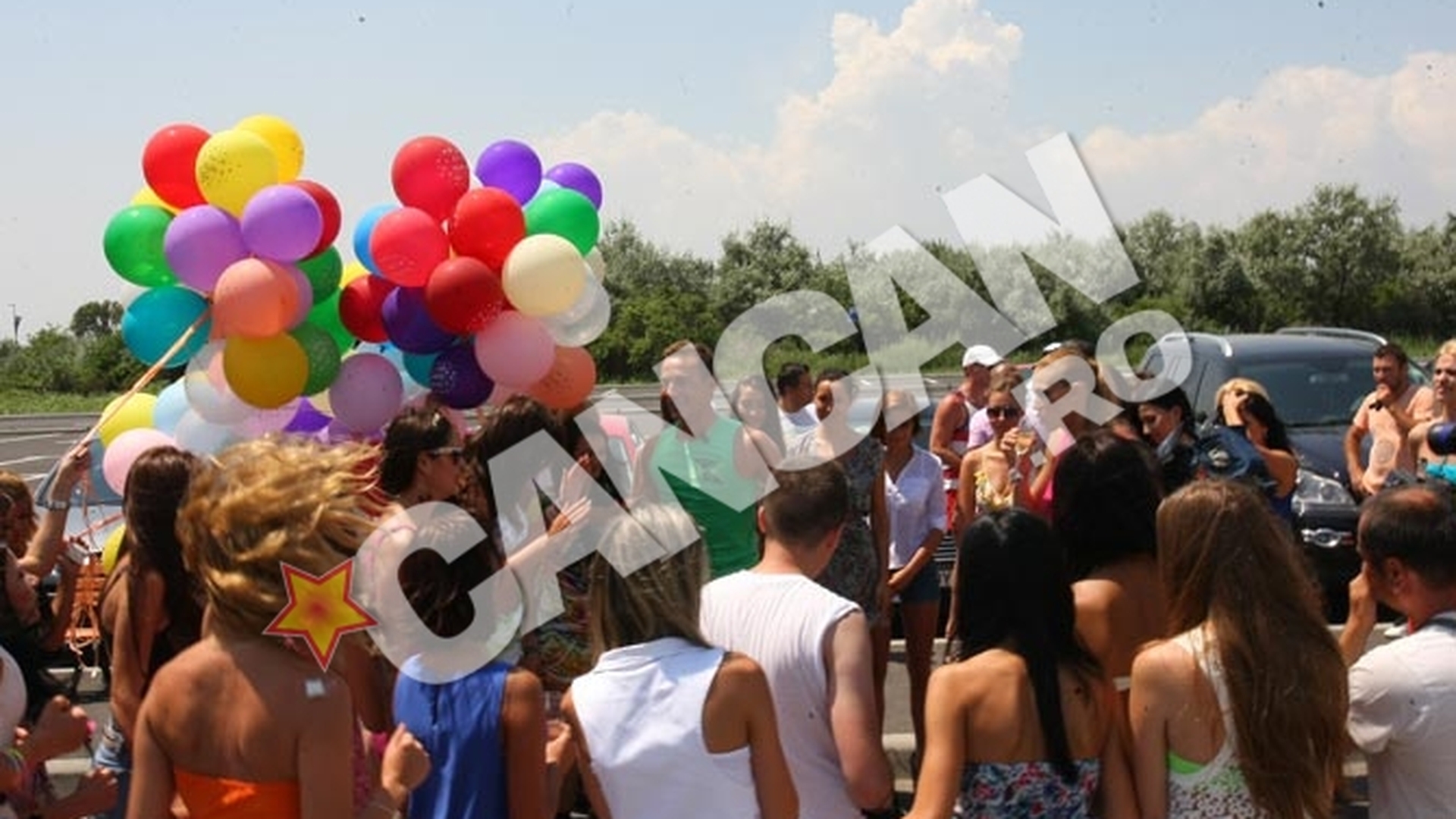 Radu Mazare a primit de ziua lui un camion plin cu fete de la Roxana Ciuhulescu! S-a urcat pe Kangoo Jumps ca sa poata s-o pupe!