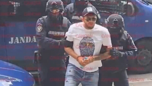 Imagini fabuloase! Fiul lui Emi Pian și iubita, aduși în cătușe la audieri + Bolidul interlopului, ridicat de autorități