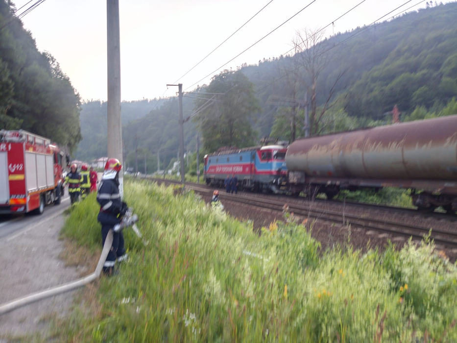 Stare de alertă în Prahova, după ce un tren plin cu zeci de tone de benzină a luat foc. A fost blocat traficul feroviar între Bușteni și Azuga