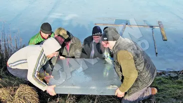 Sucevenii din Bosanci se pregatesc de Boboteaza. Cruci de gheata facute la 3 grade Celsius