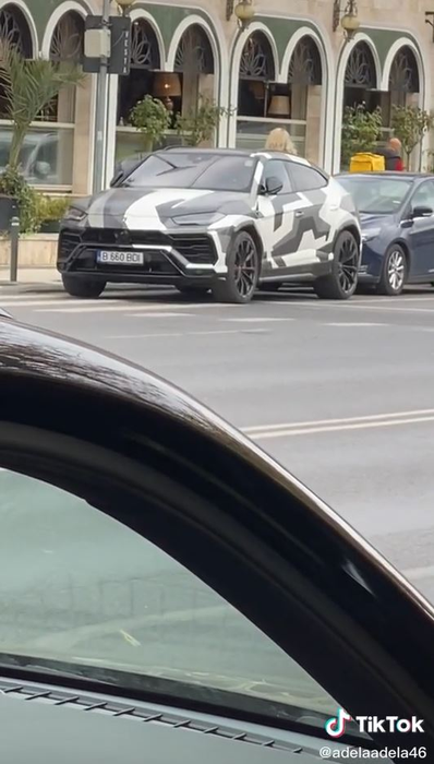 Alex Bodi și-a parcat pe trecerea de pietoni Lamborghini-ul de peste 200.000 de euro. Ce “urgență” avea afaceristului care era însoțit de Bianca Drăgușanu  | VIDEO