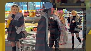 ”Regina sprâncenelor” a făcut spectacol cu fusta mini! I-a hipnotizat pe toți, chiar și pe paznic