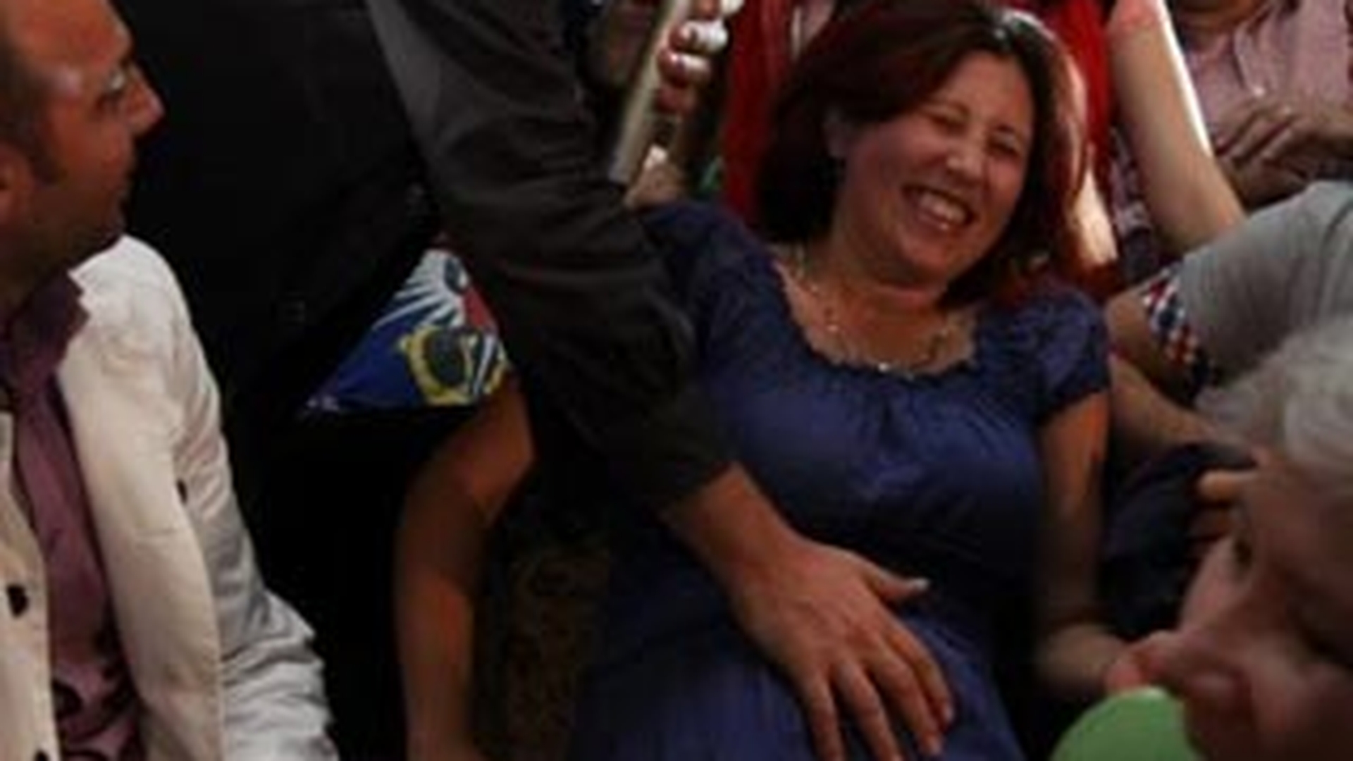 Horia Brenciu isi tine fanii la curent cu activitatea lui pe net! Posteaza imagini din timpul concertelor cu... femei!