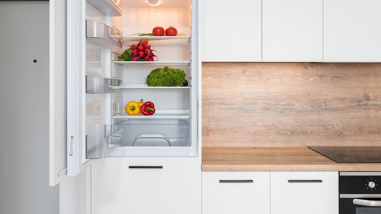 Cum ar trebui așezate alimentele în frigider, pentru a nu se strica. Ce nu se pune niciodată în rafturile din ușa electrocasnicului