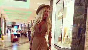 LOREDANA CHIVU s-a pozat sexy la piscină, dar fanii au observat un detaliu ruşinos! "Groaznic se vede..."