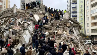 VIDEO Clădiri care se prăbușesc în direct, oameni prinși sub dărâmături. Imagini apocaliptice după cutremurul care a lovit Turcia
