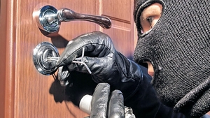 Un clujean supranumit „cel mai mare spărgător de locuințe din zona Ardealului” a fost ”încuiat” de polițiști! Iată câte furturi avea la activ | VIDEO