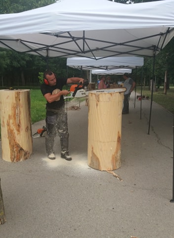 Șase sculptori realizează spații de distanțare socială