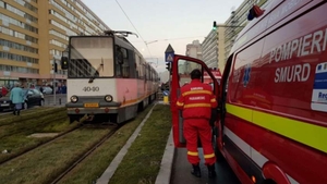 Tânără de 20 de ani, lovită de tramvai în Capitală! A rămas fără un picior în urma accidentului